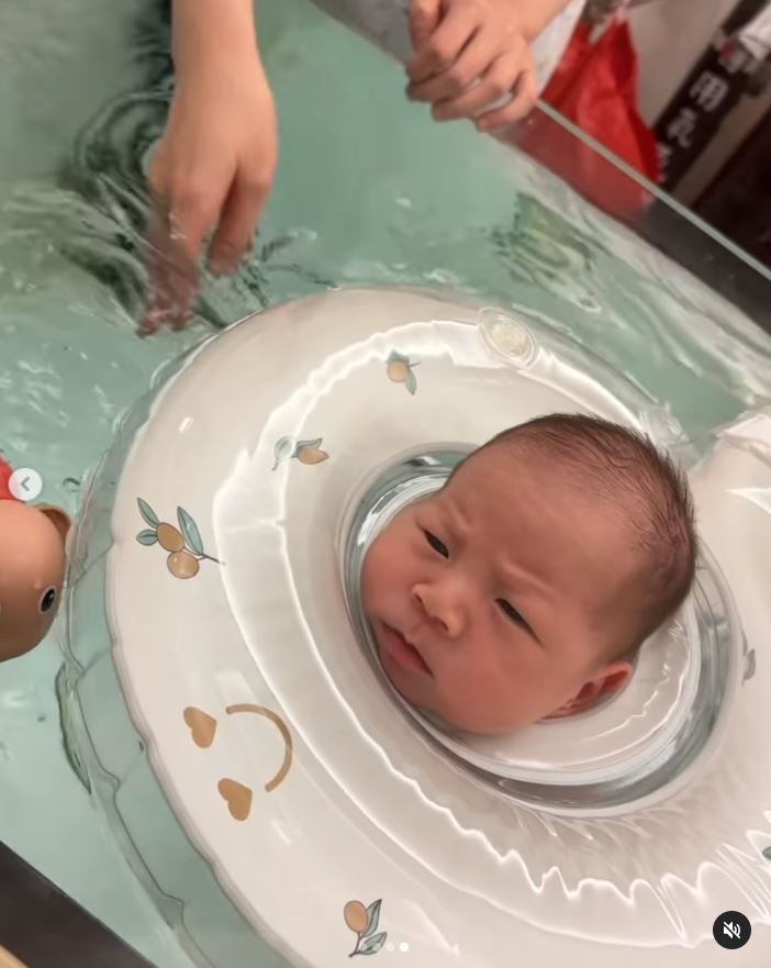 ▲蕾菈分享兒子第一次下水萌樣。（圖／翻攝自Instagram／la.112814）