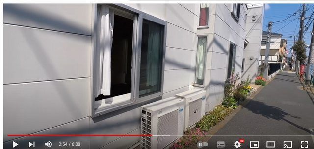 ▲有網友發現，不少日本住宅都是將冷氣室外機裝在地上。（圖／翻攝自YouTube／11區小豪的故事）