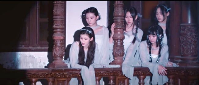  NewJeans新歌MV「梁朝偉＋鄭好娟」5大解析公開！這幕致敬希臘神話網：好虐 