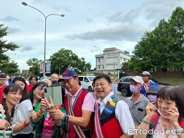 ▲永齡基金會創辦人郭台銘受邀參加花蓮縣原住民聯合豐年節，並於活動中上台致詞。（圖／記者王兆麟攝，下同）