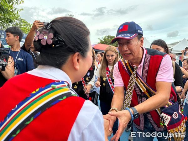 ▲永齡基金會創辦人郭台銘受邀參加花蓮縣原住民聯合豐年節，並於活動中上台致詞。（圖／記者王兆麟攝，下同）