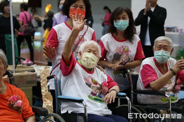 ▲▼  13位90歲以上「嘉寶」參加嘉義市長者活躍老化競賽「嘉寶趴踢秀」 。（圖／嘉義市政府提供）