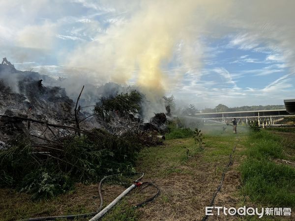 台南市官田區木材堆火警。（圖／民眾提供）