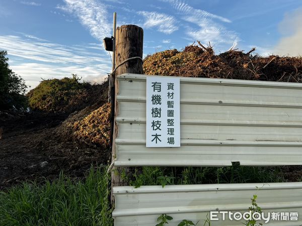 台南市官田區木材堆火警。（圖／民眾提供）