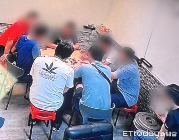 ▲▼警方深夜攻堅一舉破獲帶回14人起出賭資、賭具等相關證物。（圖／中壢警分局提供）