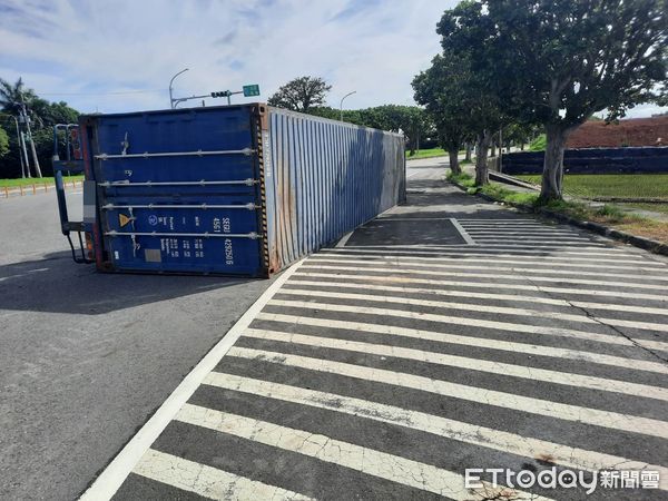 ▲▼      雲林莿桐大貨車翻覆       。（圖／記者蔡佩旻翻攝）