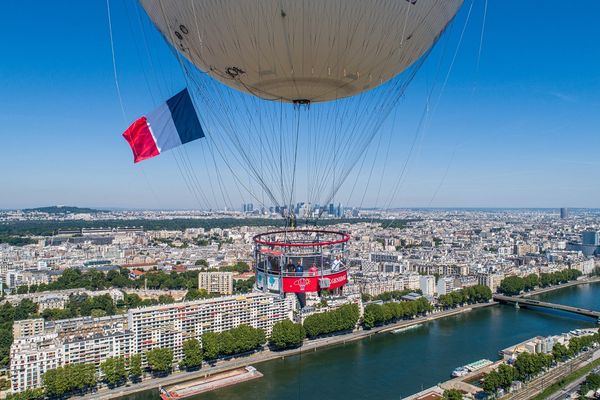 ▲▼巴黎市區搭乘世界上最大的熱氣球「Ballon de Paris Generali」。（圖／可樂旅遊提供）