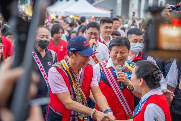 ▼徐榛蔚23日在花蓮握手迎接郭台銘，傅崐萁陪同在旁。（圖／郭台銘辦公室提供）