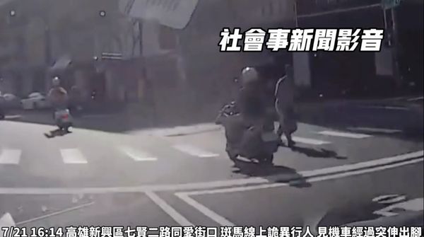 ▲▼男過馬路突對機車「伸出無影腳」！險害騎士摔車　警方：已觸法。（圖／翻攝社會事新聞影音）