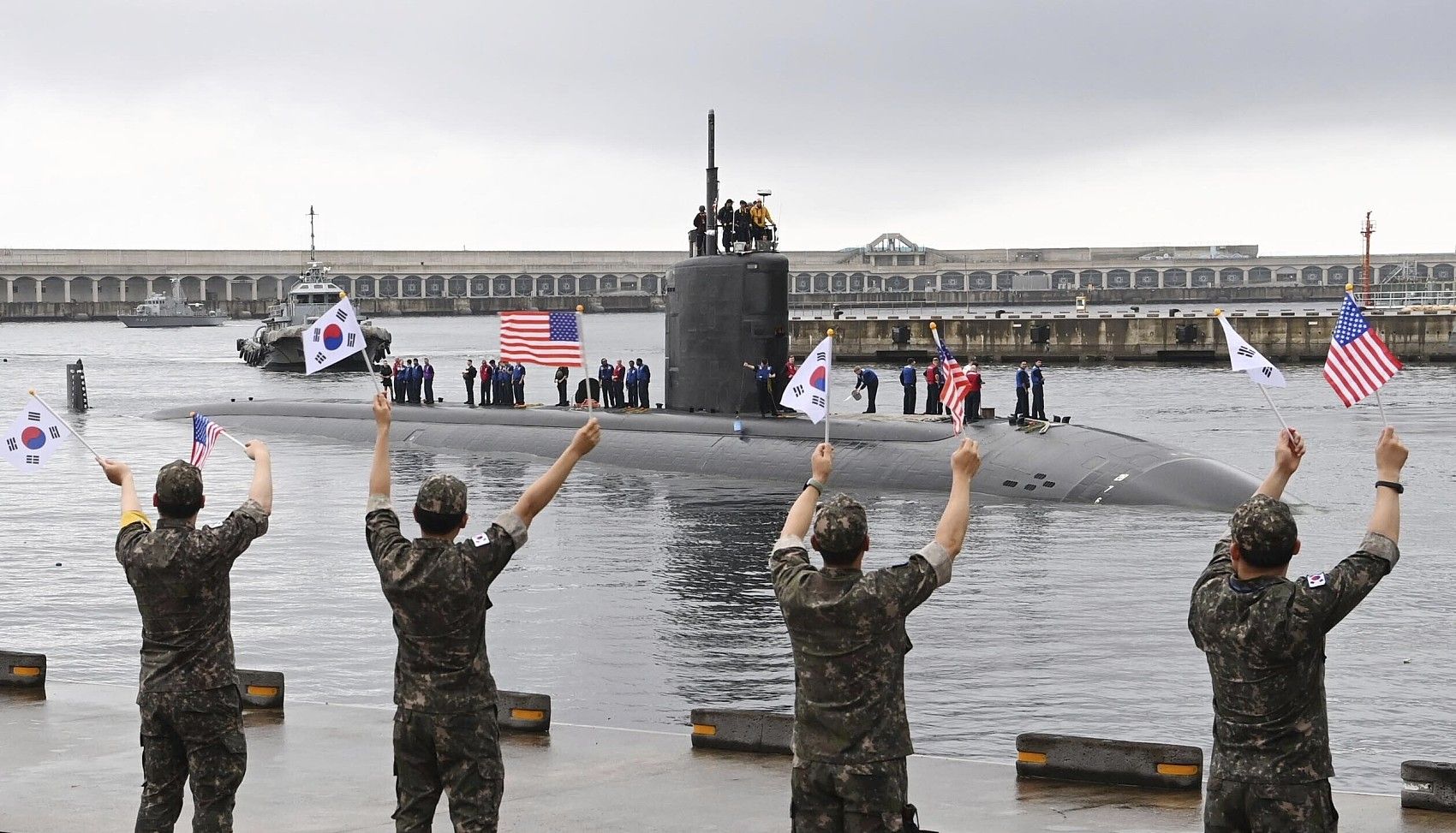 ▲▼美軍核動力攻擊潛艦「安納波利斯號」24日抵達南韓濟州島海軍基地，韓軍揮舞美、韓兩國國旗迎接。（圖／CFP）