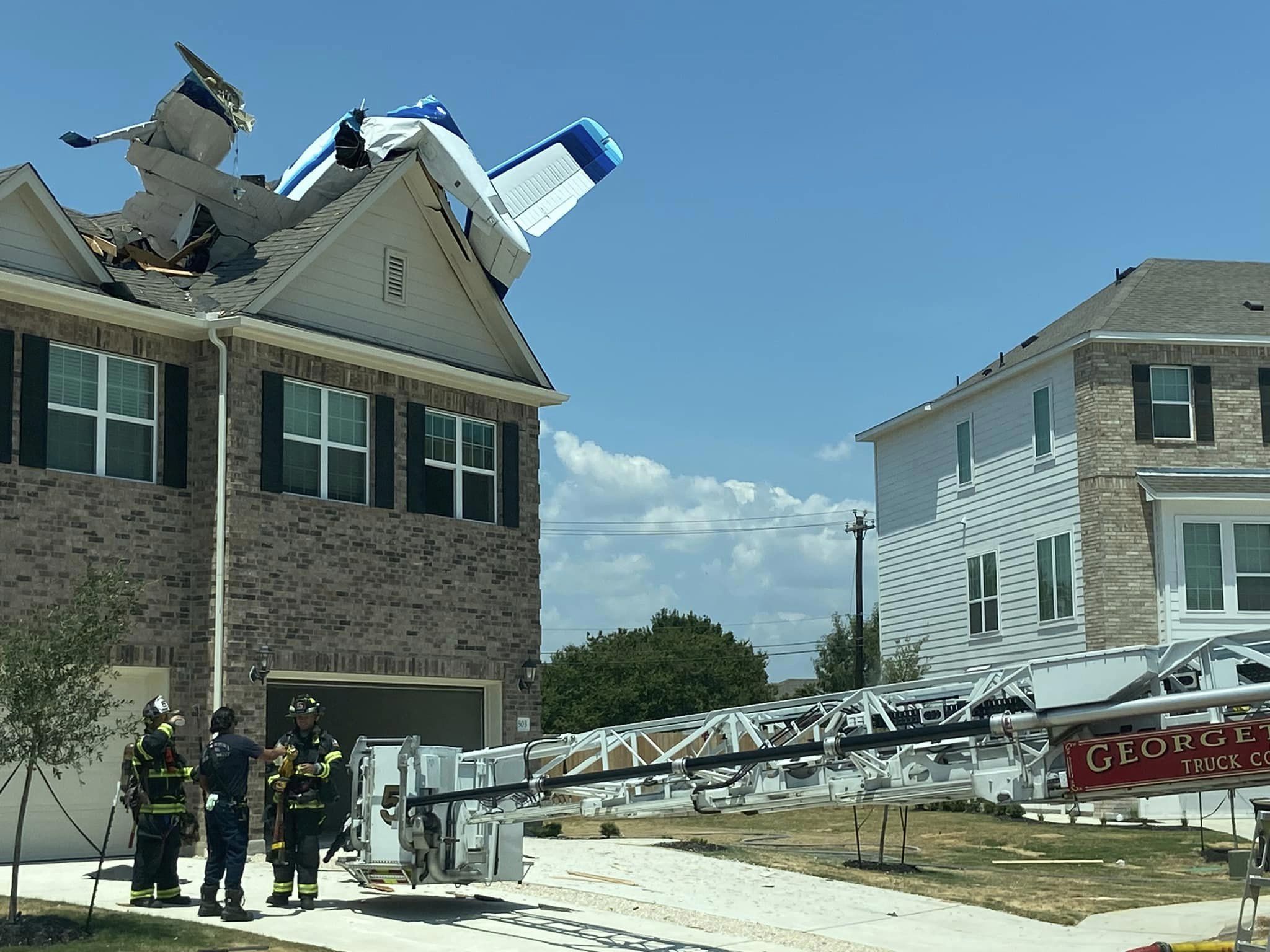 ▲▼ 美國一架小飛機墜毀民宅屋頂。（圖／翻攝自推特／Georgetown Texas Fire Department）