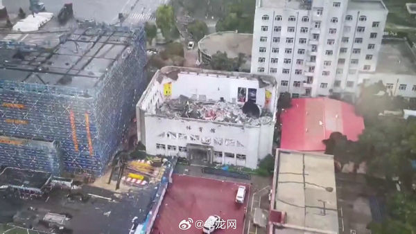 ▲▼黑龍江省齊齊哈爾市中學體育館樓頂崩塌。（圖／新華社）