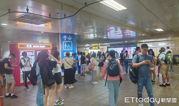 ▲▼捷運站出入口關閉 民眾在台北車站捷運站及地下街等待演習結束。（圖／記者屠惠剛攝）