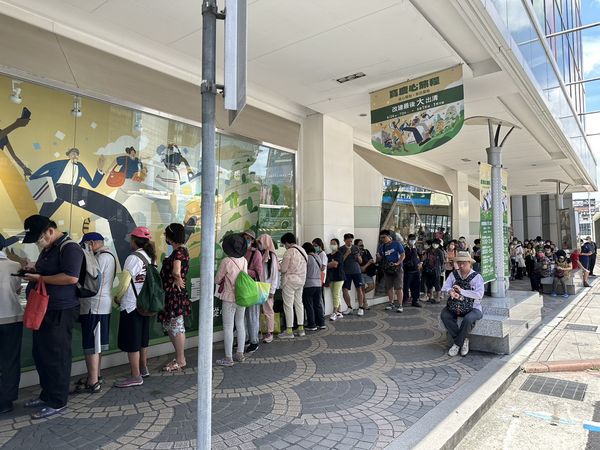 ▲遠百寶慶重建前最後營業日，民眾開門前排隊等入場。（圖／業者提供）