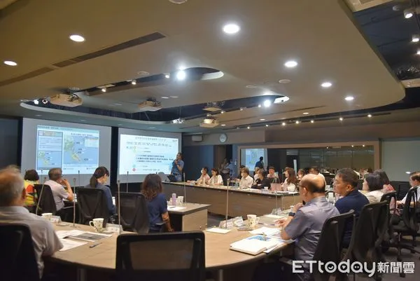 ▲縣長張麗善今日一早召開高峰會議時，指示相關單位做好整備，並呼籲鄉親提高警覺。（圖／記者蔡佩旻翻攝）