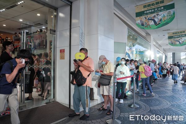 ▲▼遠百寶慶拆除前最後營業日閉館-館內人潮。（圖／記者周宸亘攝）