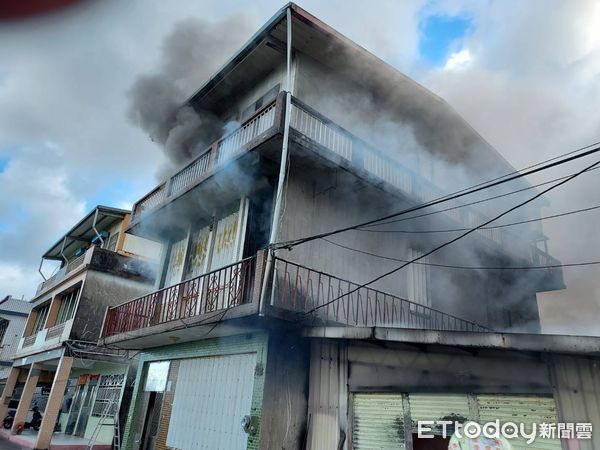 ▲▼救災人員搶救出受困火場的母子，但2人均無生命跡象。（圖／記者游芳男翻攝，下同）