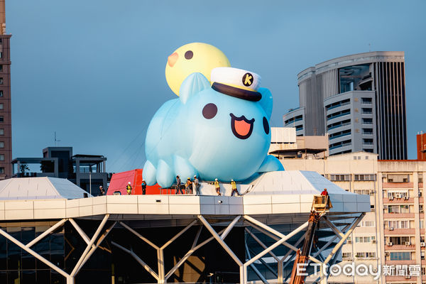 ▲「貓貓蟲—咖波」趴在高流屋頂上。（圖／高雄市文化局提供）