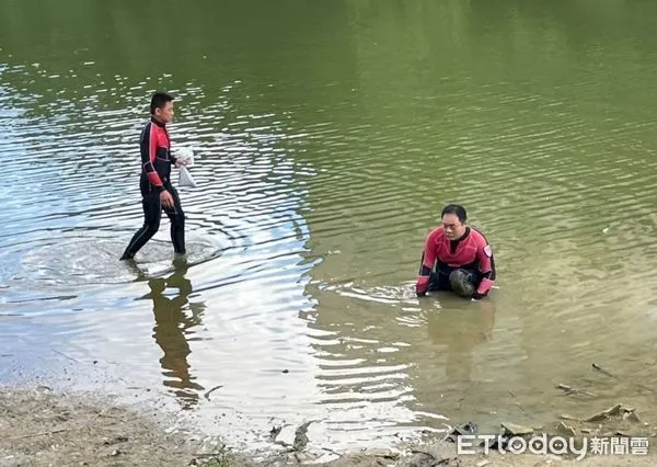 ▲▼板橋警委託民間救難隊在汐止金龍湖起獲改造手槍             。（圖／記者陳以昇翻攝）