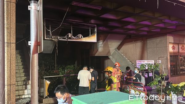▲台中市北區一棟14樓辦公大樓晚間發生火警。（圖／記者許權毅攝）