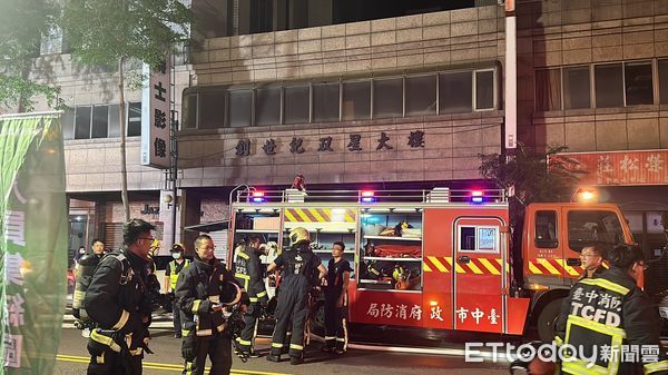 ▲台中市北區一棟14樓辦公大樓晚間發生火警。（圖／記者許權毅攝）