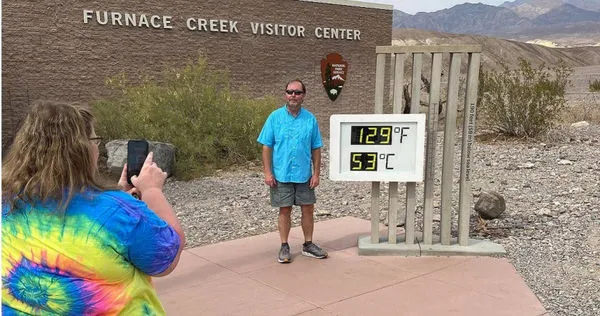 美國加州的死亡谷近日頻頻飆出高溫紀錄，許多遊客打卡之餘，也感受到猶如熱浪般的酷熱。（圖／達志圖庫路透社）