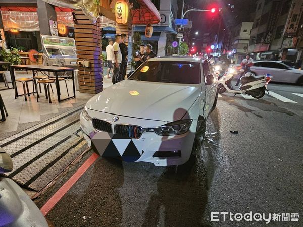 ▲▼不滿遭討債！高雄7惡煞衝熱炒店「亂棒砸車」，3車主傻眼：砸錯了。（圖／記者賴文萱翻攝）