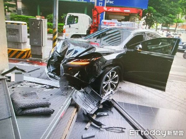 ▲▼一輛自小客車為閃避大貨車急轉衝進火鍋店，還好是清晨尚未營業，無人傷亡。（圖／民眾提供，下同）