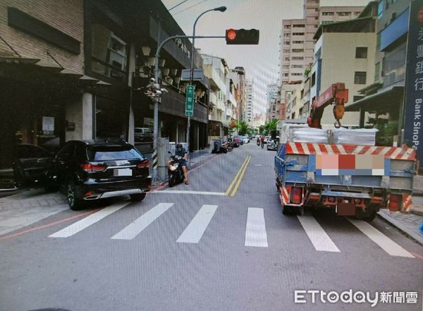 ▲▼一輛自小客車為閃避大貨車急轉衝進火鍋店，還好是清晨尚未營業，無人傷亡。（圖／民眾提供，下同）