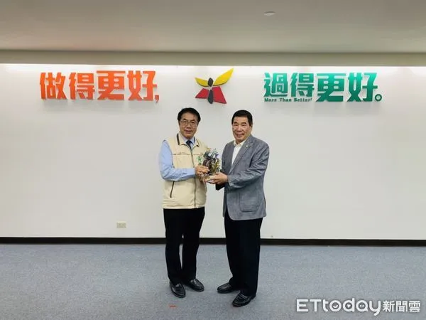 ▲台南市長黃偉哲頒發大台南警察之友會理事長林玉柱榮退紀念品，並頒獎表揚防詐小天使及警方破重大刑案有功員警。（圖／記者林悅翻攝，下同）