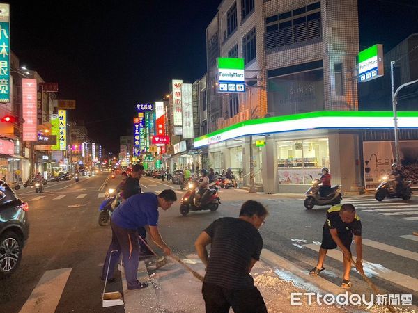 ▲東港警分局巡佐王天佑、警員何忠洲清除路面油漬             。（圖／記者陳崑福翻攝）