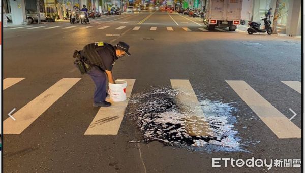 ▲東港警分局巡佐王天佑、警員何忠洲清除路面油漬             。（圖／記者陳崑福翻攝）