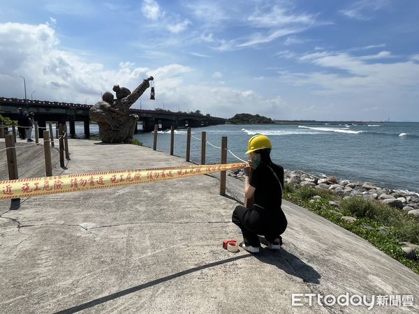 ▲台南市文化局眾多場館也趕在颱風來襲前，加強防颱措施，打卡熱點「台江阿嬤」將圍起封鎖線，提醒民眾颱風期間千萬不要輕易涉險。（圖／記者林悅翻攝，下同）