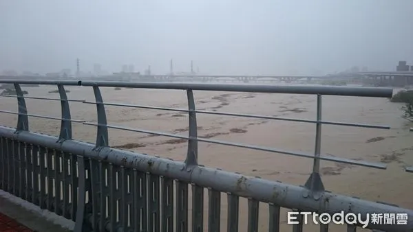 ▲2015年蘇迪勒颱風侵台時，華江橋上的景象。（圖／黃先生提供）