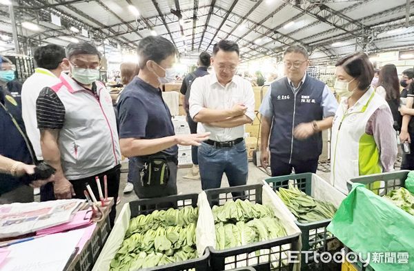 ▲桃園市副市長蘇俊賓今天清晨視察桃園果菜市場，確保颱風侵來前蔬果供應狀況。（圖／記者沈繼昌翻攝）