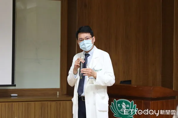 ▲▼翁銘彣醫師以「肝病三部曲」為題，向民眾說明從慢性肝病到肝硬化，最終至肝癌的發展過程。（圖／慈濟醫學中心提供，下同