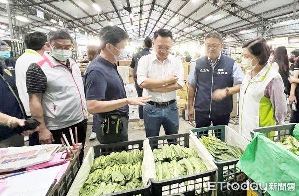 ▲桃園市副市長蘇俊賓今天視察桃園果菜市場，了解蔬果供應與市場價格。（圖／記者沈繼昌翻攝）