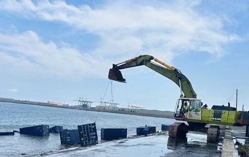 ▲▼天使輪漂流貨櫃卡沿岸載浮載沉，遇「杜蘇芮」恐釀海上危機。（圖／記者賴文萱翻攝）