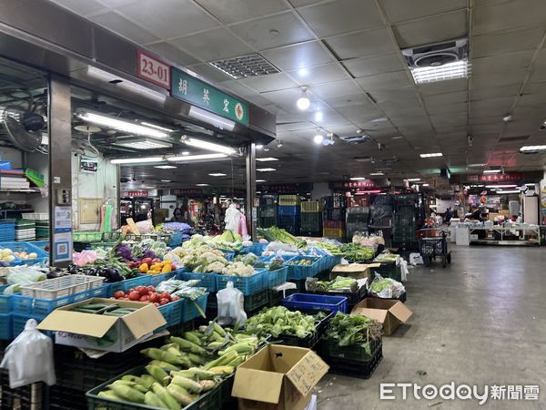 ▲颱風預期心理，消費者搶買生鮮蔬果，菜價應聲而漲。（圖／記者楊惠琪攝）