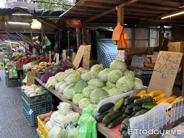 ▲颱風預期心理，消費者搶買生鮮蔬果，菜價應聲而漲。（圖／記者楊惠琪攝）