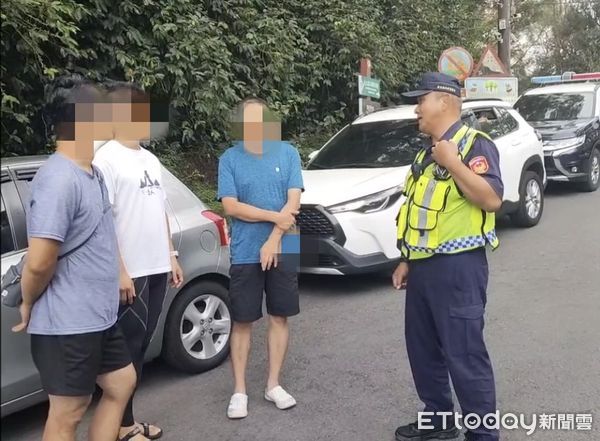 ▲內埔警分局員警勸導登山客。(圖／記者陳崑福翻攝)