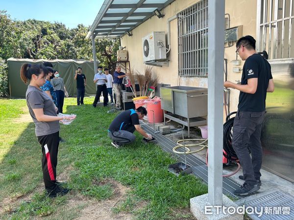 ▲▼台中警犬隊甄選1名領犬員，卻有22人報名，甄試內容不只要聞體味，看糞便形狀和顏色，有沒有狗緣也列為評分。（圖／台中警方提供，下同）