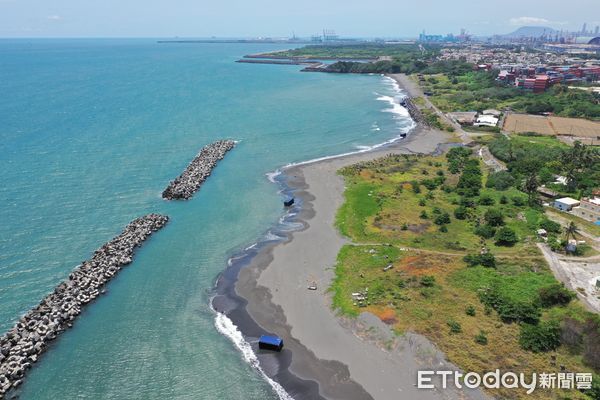 ▲▼天使輪漂流貨櫃卡沿岸載浮載沉，遇「杜蘇芮」恐釀海上危機。（圖／記者賴文萱翻攝）