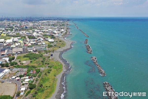 ▲▼天使輪漂流貨櫃卡沿岸載浮載沉，遇「杜蘇芮」恐釀海上危機。（圖／記者賴文萱翻攝）