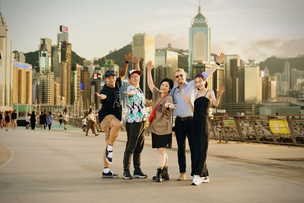 ▲▼東森綜合《花甲少年趣旅行》香港行-全員於門神啤酒合影             。（圖／東森綜合 提供）