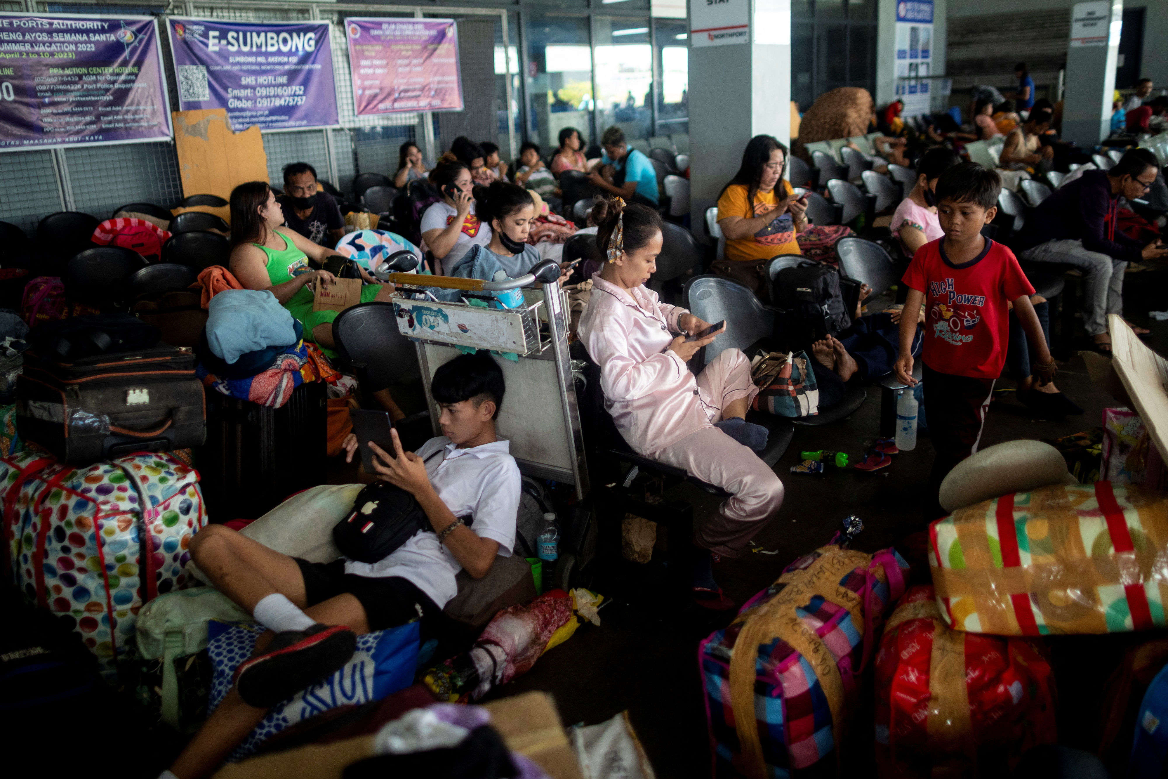 ▲▼  杜蘇芮颱風導致往返馬尼拉航班停飛，旅客受困機場。（圖／路透）