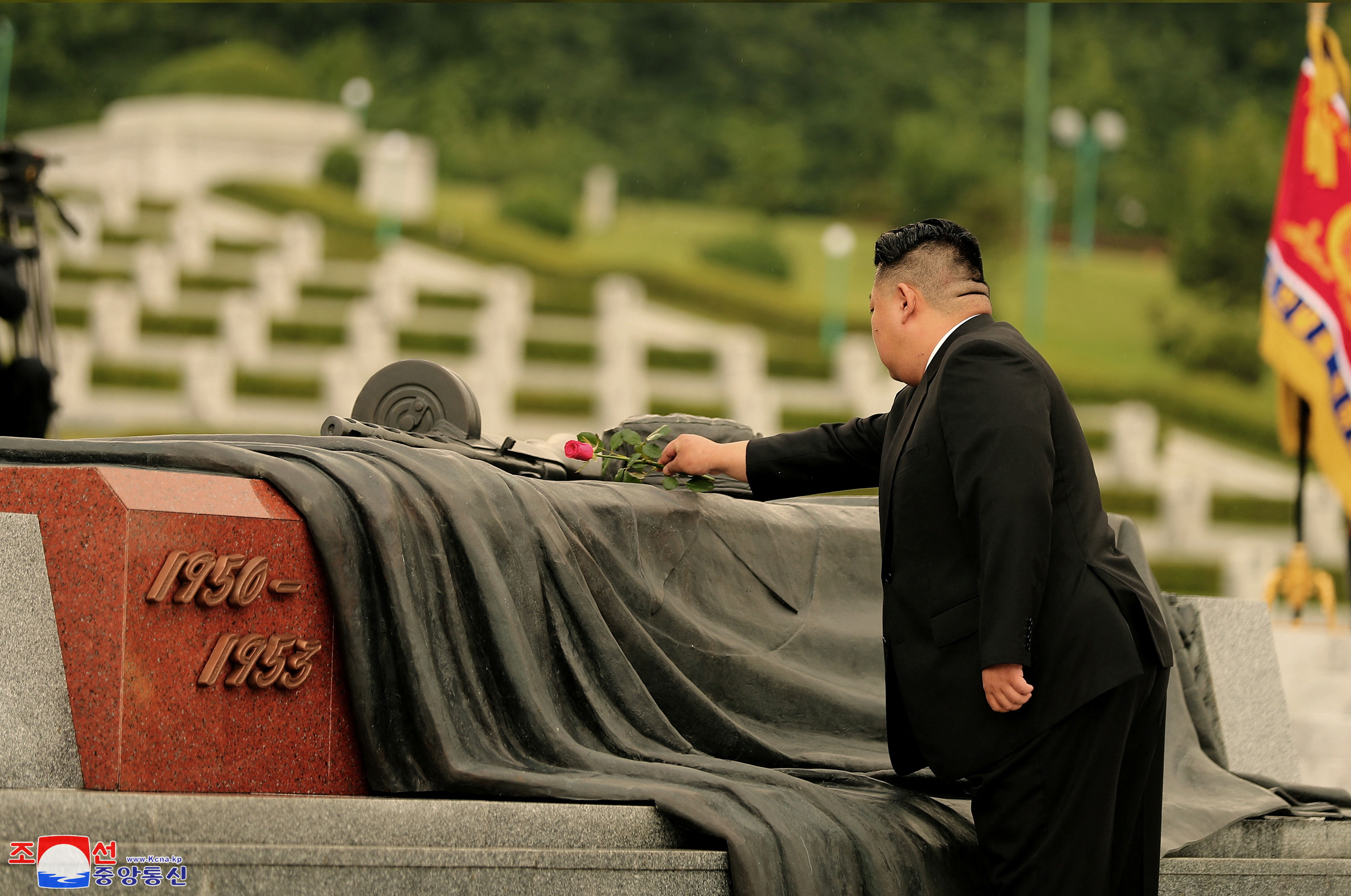 ▲▼金正恩25日前往平壤參謁祖國解放戰爭參戰烈士墓。（圖／路透）