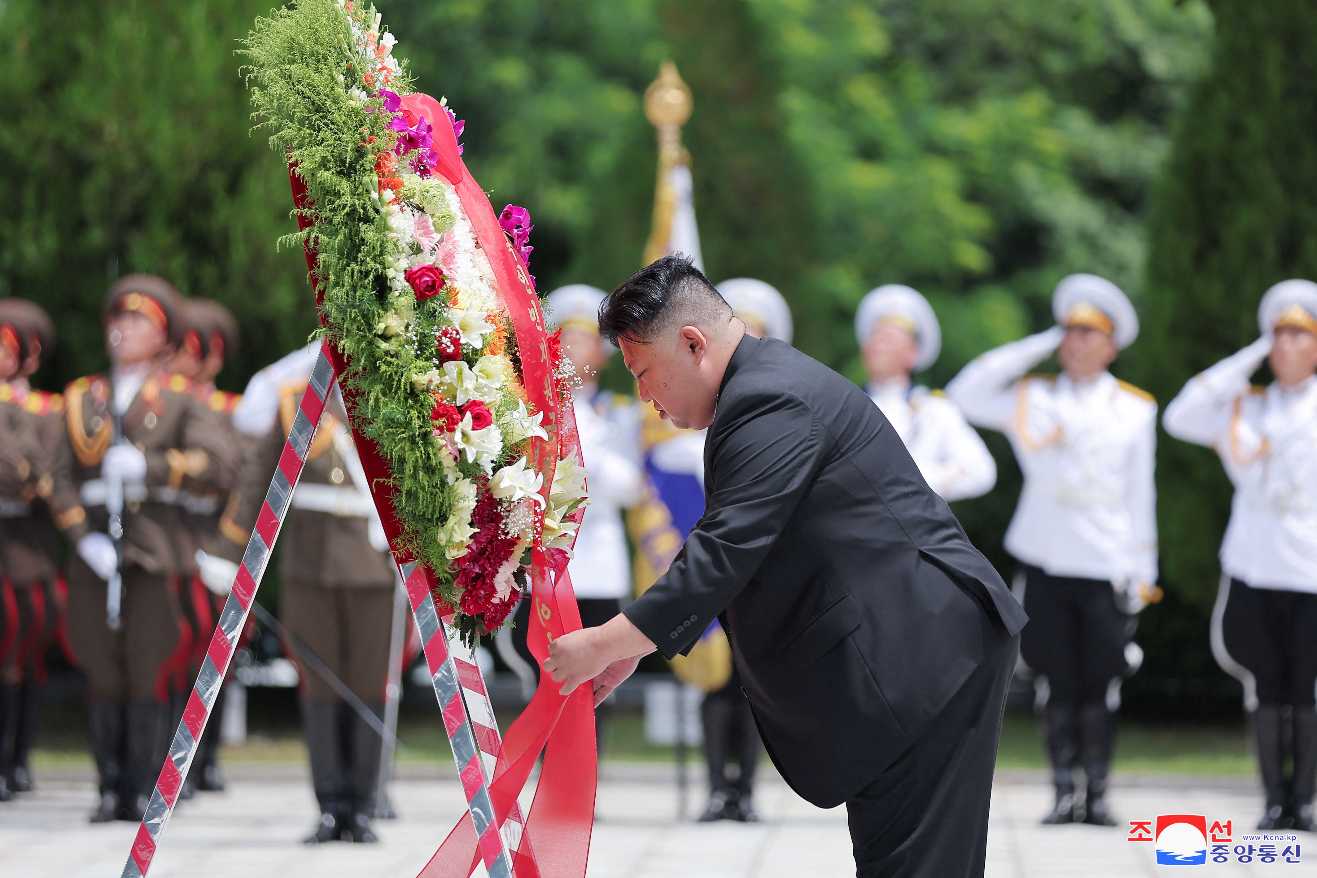 ▲▼金正恩25日前往平安南道檜倉郡參謁中國人民志願軍烈士陵園。（圖／路透）