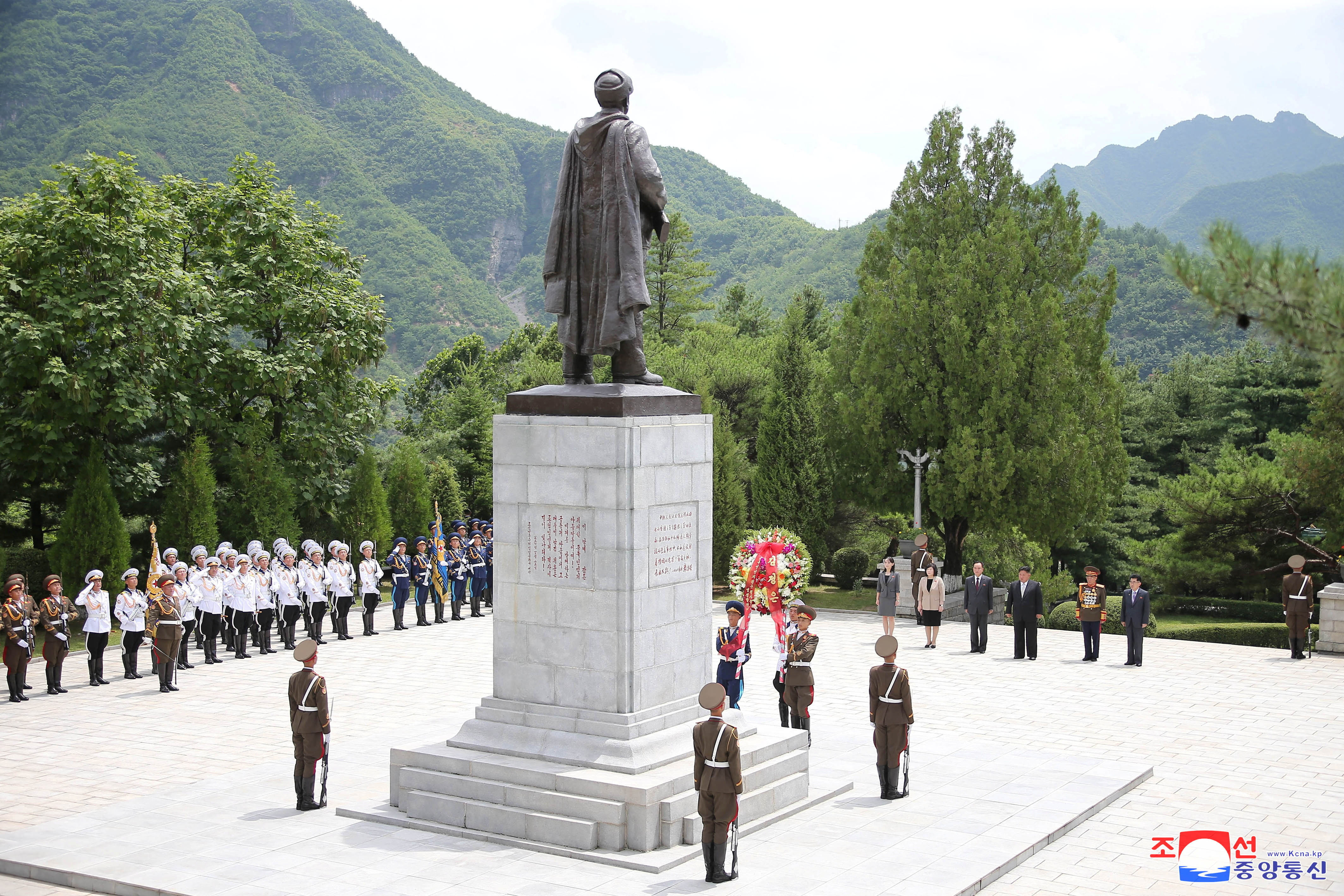 ▲▼金正恩25日前往平安南道檜倉郡參謁中國人民志願軍烈士陵園。（圖／路透）