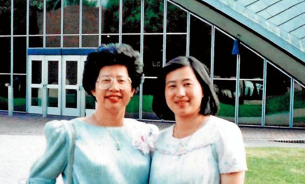蘇姿丰（右）事母至孝，為完成母親羅淑雅（左）生前遺願，在美國紐約建一貫道佛堂「天核佛堂」。（翻攝蘇姿丰推特）